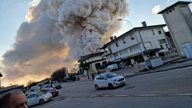 Violento incendio in azienda nel vicentino, alta colonna fumo