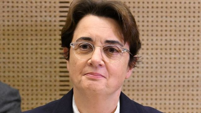 Dimite la directora del Louvre por la polémica del robo de joyas en el museo