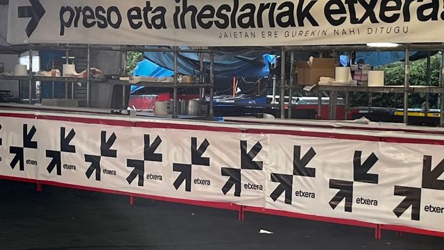 El Ayuntamiento de Vitoria retira diariamente en sus fiestas carteles a favor de los presos de ETA