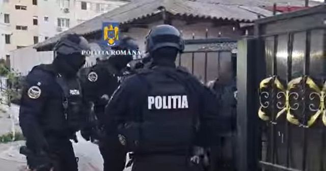 Percheziții domiciliare într-un dosar de proxenetism