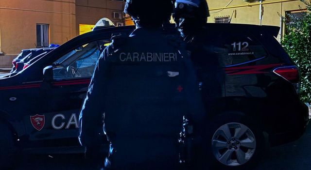 Uomo trovato ucciso con coltellata in casa a Milano, giovane arrestato