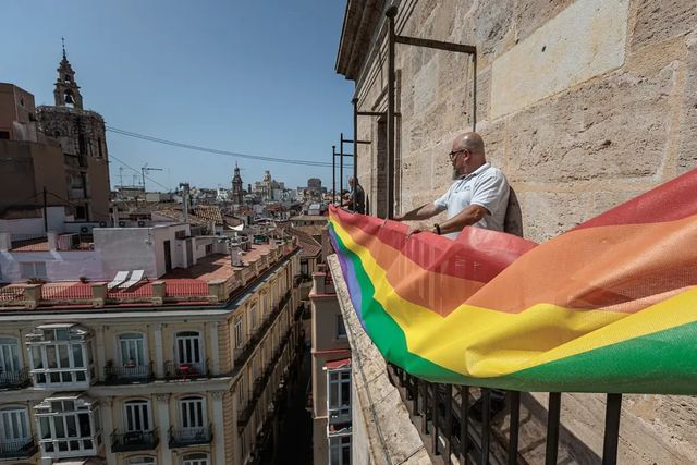 El Supremo avala que se cuelgue la bandera LGTBI en edificios públicos en el Orgullo