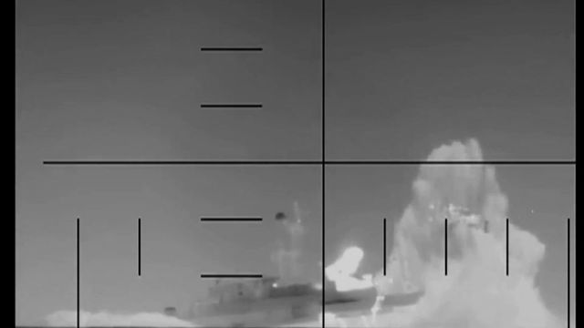 Iran, nave da guerra di Teheran colpita da un sottomarino Usa: le immagini del Pentagono