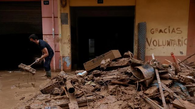 El Rey preside la reunión de crisis de la DANA tras la polémica visita a Paiporta