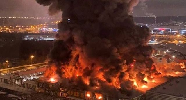 Човек загина в пожар в мол в предградие на Москва