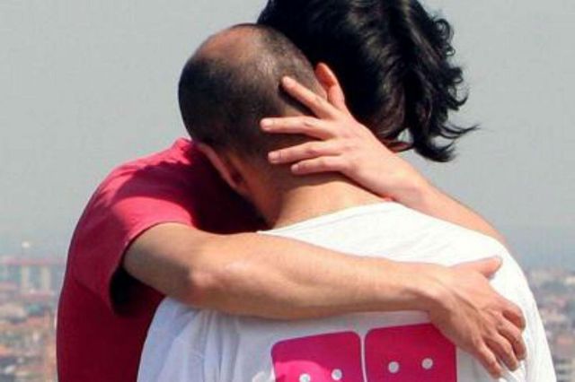 Pavia, video shock sui social: coppia insultata perché gay