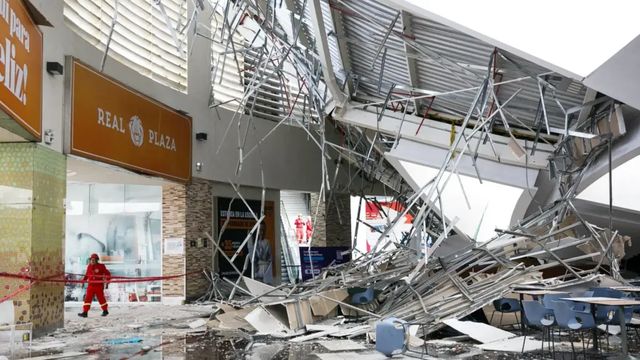 Ocho muertos en Perú tras desplomarse el techo de un centro comercial que se cerró en 2023 por daños materiales