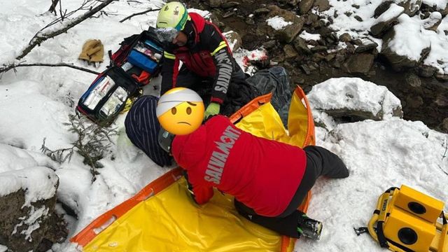 Turist grav rănit după ce a sărit cu snowmobilul în albia unui pârâu, în Azuga