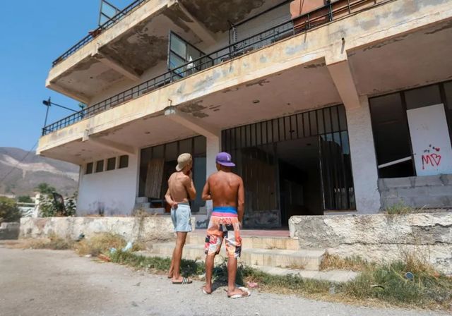 Un campo sin puertas, ni vivienda, ni dignidad