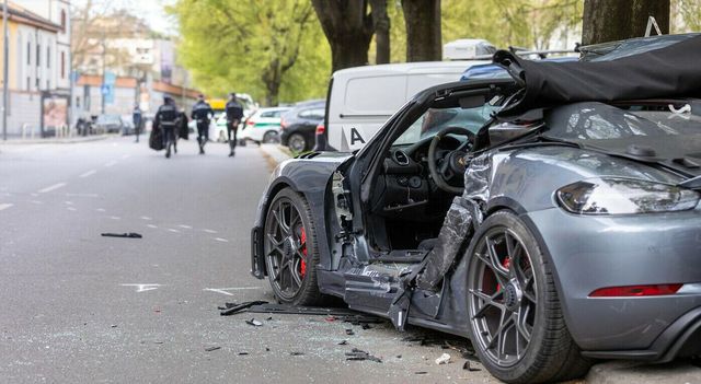 Milano, tre giovani si schiantano contro delle auto in sosta