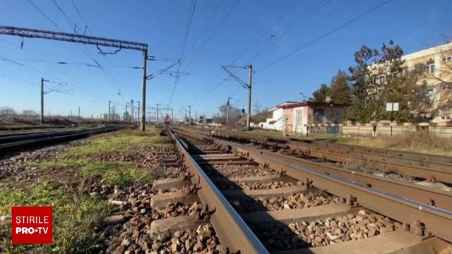 Patru trenuri de călători oprite câteva ore după ce locomotiva unui tren de marfă a deraiat în Drăgănești Olt