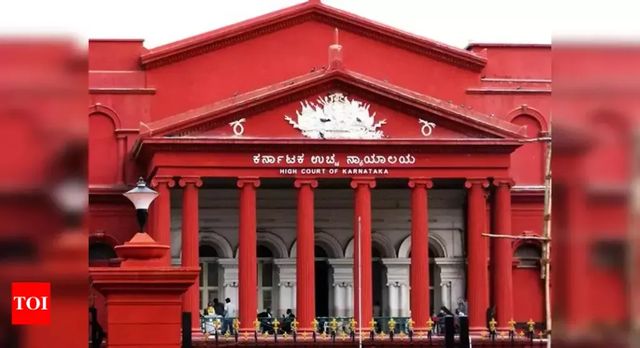 Man Slits His Throat in Front of Chief Justice in Karnataka High Court