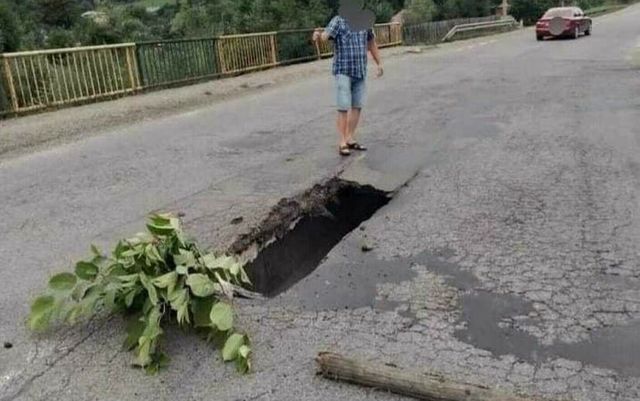 O bucată dintr-un pod din Neamț s-a surpat