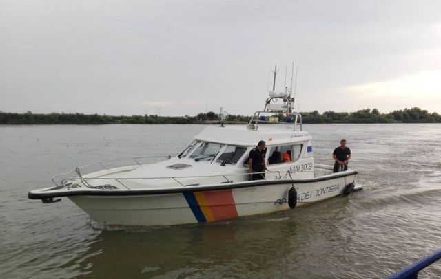 Barcă românească cu două persoane la bord, eșuată pe malul ucrainean al Dunării
