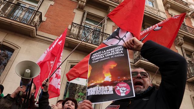 Cientos de personas se manifiestan en Madrid ante la embajada de Estados Unidos