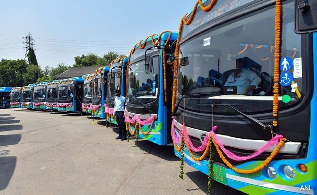 Delhi Lt Governor, Chief Minister Jointly Flag Off 500 New Electric Buses