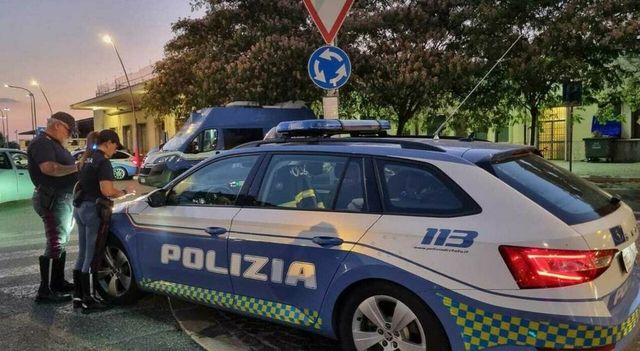 Tenta di rapinare un bar, il barista reagisce e lo uccide