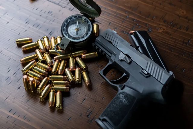 Zeci de arme și mii de muniții, ridicate dintr-o debara din sectorul Ciocana