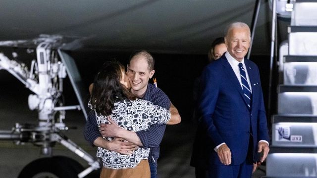 I prigionieri rientrati negli Usa accolti da Biden e dalla Harris