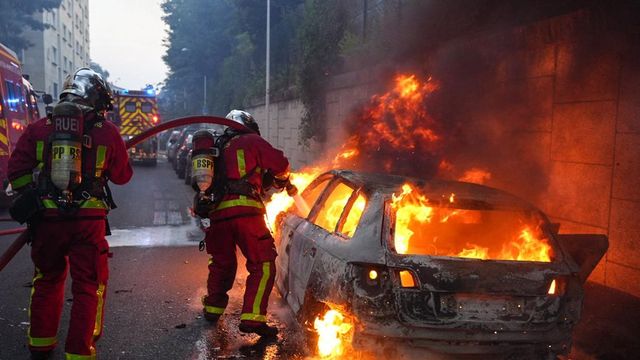 96 detenidos y 255 coches quemados en Francia en la noche de la fiesta nacional