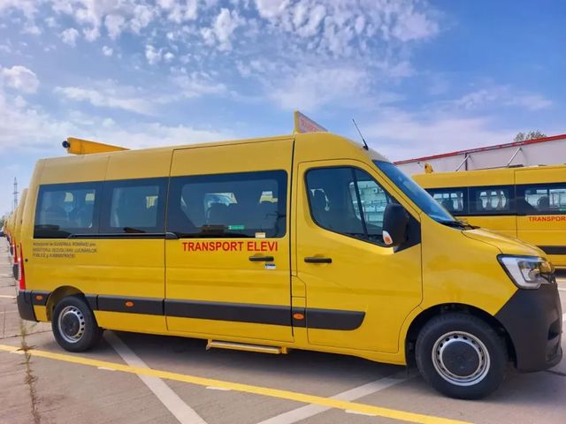 Profesorii din școlile reorganizate vor beneficia de transport gratuit către noul loc de muncă