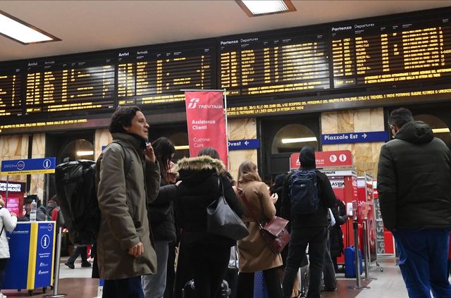 Orari sciopero treni 10 gennaio 2025, anche i frecciarossa Trenitalia e Italo a rischio