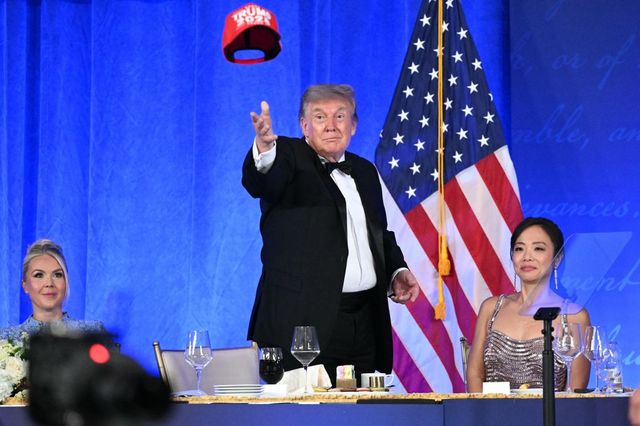 The Donald indossa il cappellino rosso 'Trump 2028' e annuncia: 'Mi candido a presidenziali'