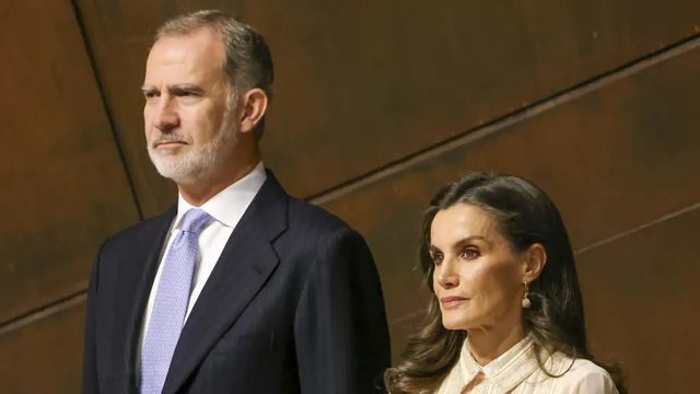 La Reina Letizia elegantísima con un dos piezas de Teresa Helbig para su gran noche en la Ópera de Bilbao