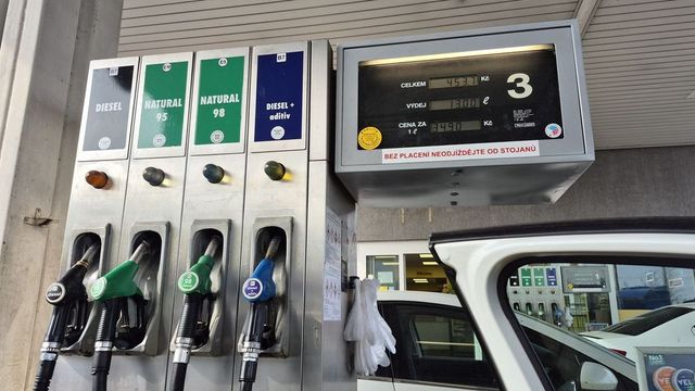 Ceny pohonných hmot v Česku v mezitýdenním srovnání druhý týden v řadě klesly