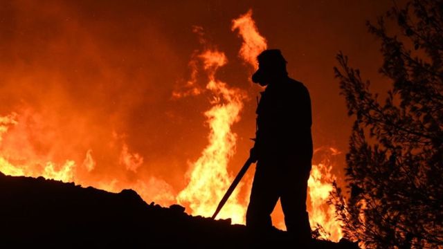 Пожар в луксозен хотел в Алпите, десетки са евакуирани