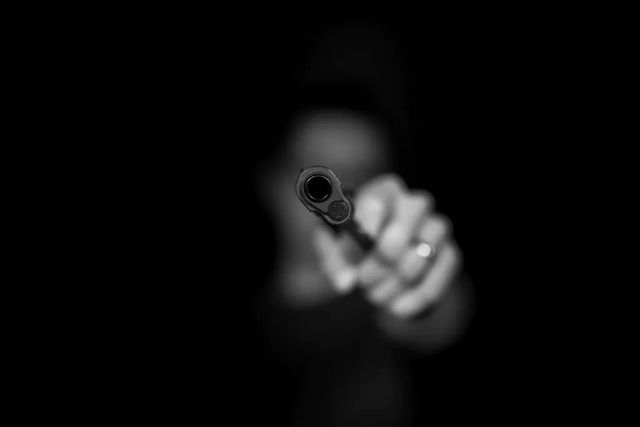 Focuri de armă la Botanica: Un bărbat a ajuns la spital