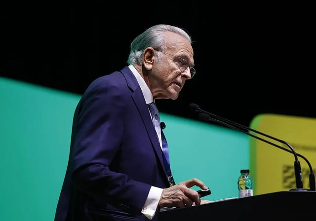 Fainé invierte 90.500 euros en Telefónica y consolida el 'núcleo estable' tras la salida de BBVA del consejo