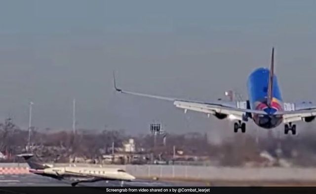 Flight landing at Chicago airport nearly collides with private jet on runway