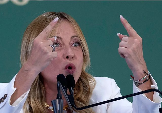 Meloni limitará el número de migrantes por aula y prohibirá el burka y el niqab en las escuelas de Italia