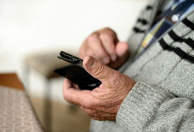 Fraudele telefonice au lăsat oamenii fără aproape două milioane de lei în doar 24 de ore
