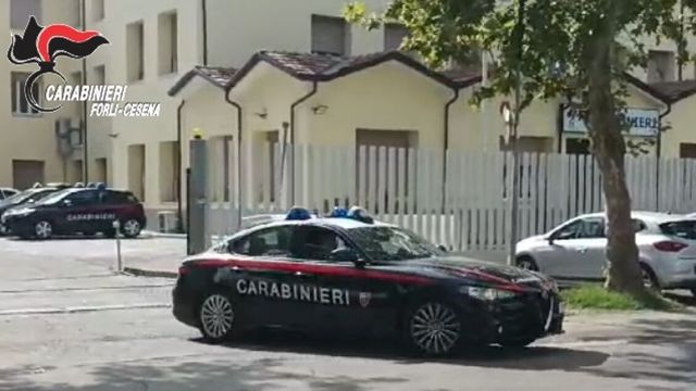 Aggredito con un coltello carabiniere spara, due feriti