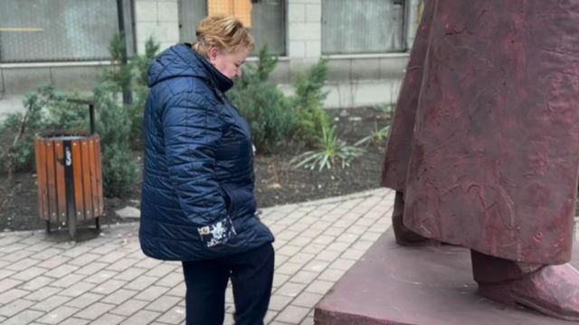 Verificări la Iași, după ce o statuie este lovită cu picioarele de către o femeie
