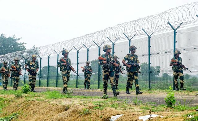 Bangladeshi Soldiers Detain Ex-Supreme Court Judge Near Border With India