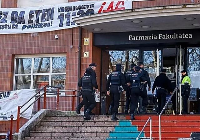 La Universidad del País Vasco cierra en Álava por el acto de Vox con coches y contenedores retirados