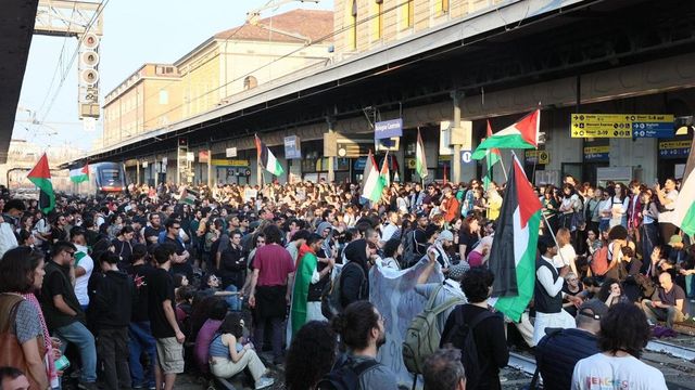 Manifestanti pro Palestina occupano i binari della stazione di Bologna