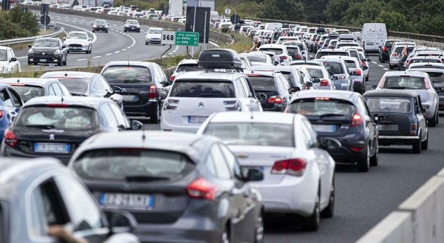 Rapporto mobilità, 65% degli italiani sceglie ancora l'auto