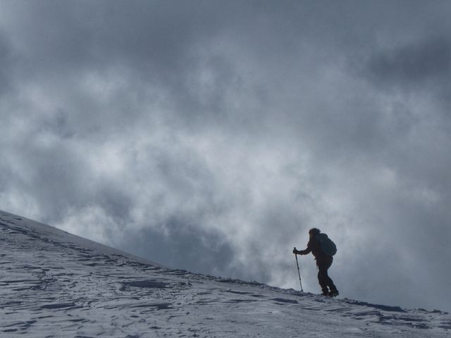 Туристите да не тръгват към връх Ботев и Черни връх заради мъгла и силен вятър, предупредиха от Планинската спасителна служба