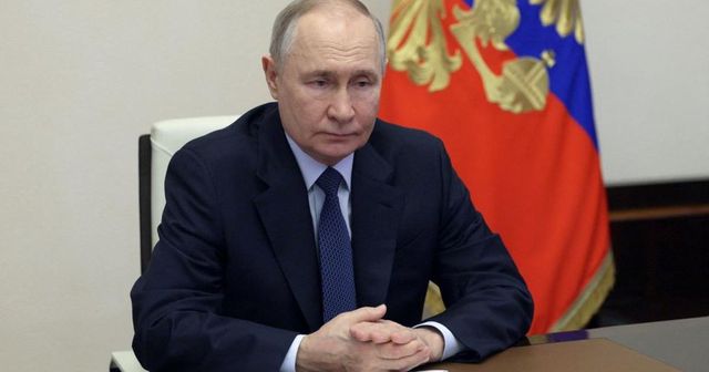 Vladimir Putin este convins că liderii europeni vor „sta în curând la picioarele lui Trump”