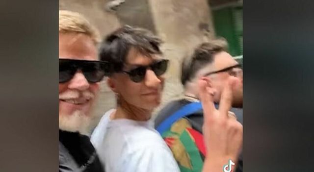 Ultimo a Napoli, il video delle polemiche: senza casco in scooter e con altri due in sella