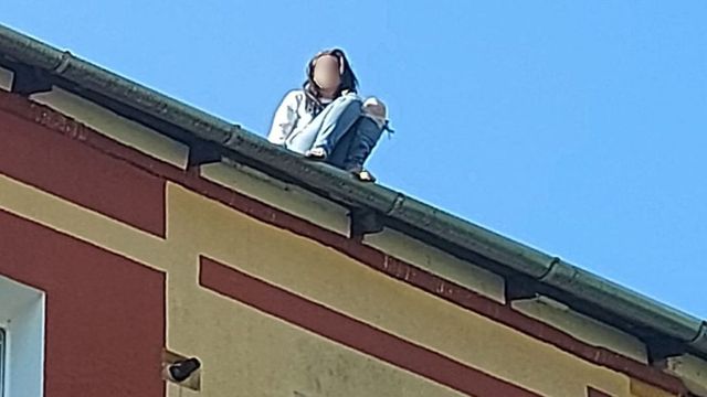 O tânără din Reșița a alunecat și a căzut de la etajul patru al unui bloc, după ce a anunțat că se va arunca în gol