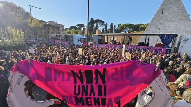 Da Roma a Palermo, la marcia di 'Non una di meno' contro la violenza sulle donne