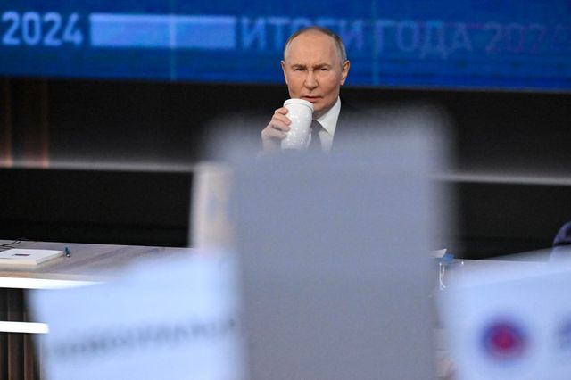 Putin come sta, il colpo di tosse durante la conferenza stampa di fine anno riapre il dibattito sulla salute del presidente russo