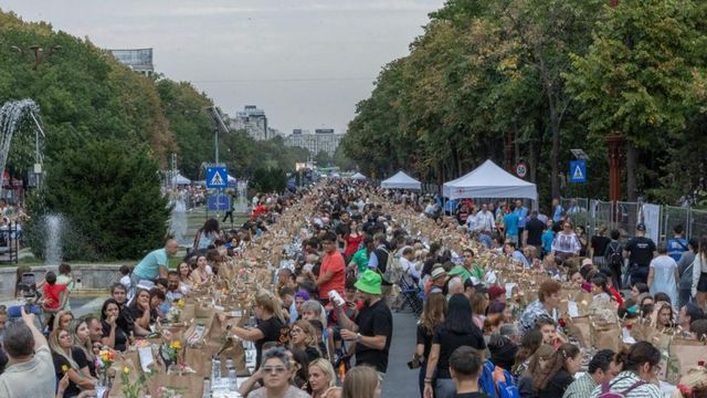 Bucureștiul vrea să intre în cartea recordurilor. 20.000 de oameni au luat parte la “masa care unește”