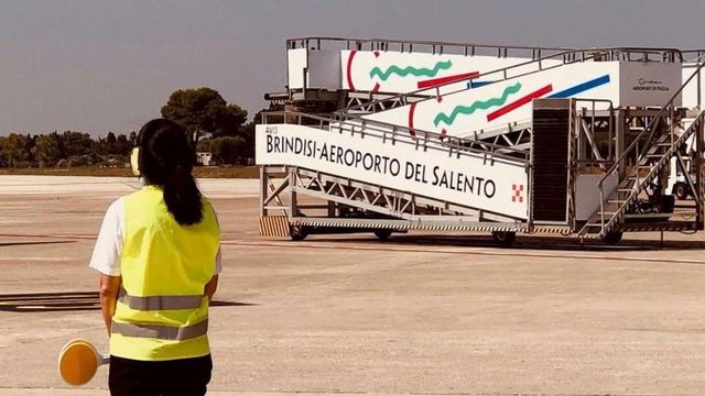 Aeroporto di Brindisi senza carburante per gli aerei. Limitazioni anche a Reggio Calabria e Pescara