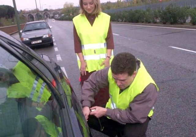 ¿Cuántos chalecos reflectantes se deben llevar en el coche? La multa a la que te podrías enfrentar